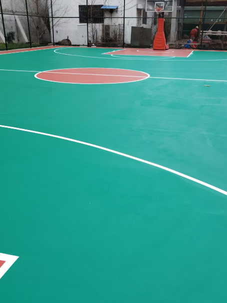 珠晖 球场长期使用易出现地面开裂